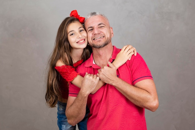 Szczęśliwy dzień ojca Szczęśliwy kaukaski ojciec i córka przytulają się na prostym tle z miejscem na kopię