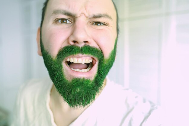 Szczęśliwy dzień świętego patryka Mężczyzna z zieloną brodą Dzień Świętego Patryka Irlandzka broda w kolorze wachlarza