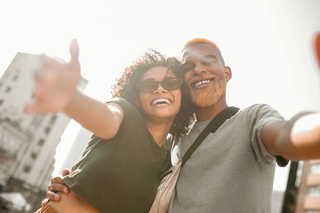 Szczęśliwy dzień. Uśmiechnięta para robi selfie i wygląda na szczęśliwą