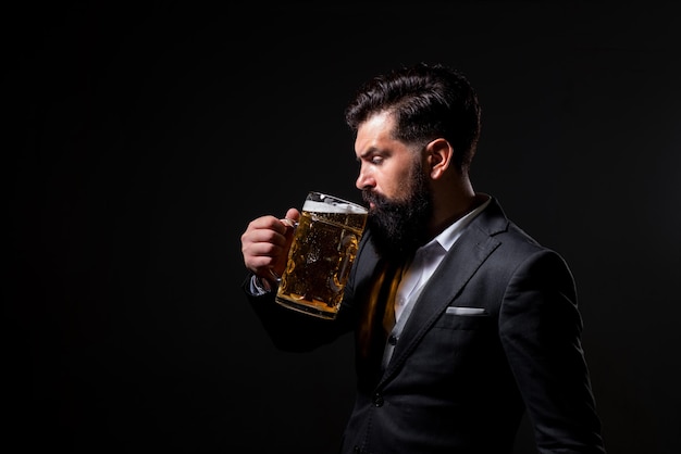 Szczęśliwy elegancki mężczyzna pijący piwo Piwowar trzymający szklankę z piwem Profil portretowy