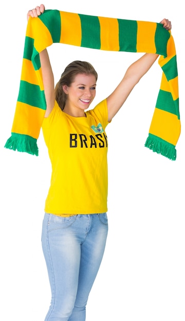 Szczęśliwy fan piłki nożnej w brasil tshirt