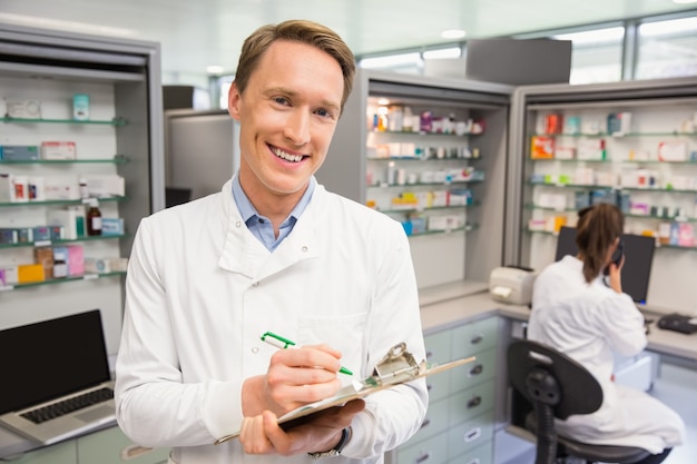 Szczęśliwy Farmaceuta Writing Na Schowku