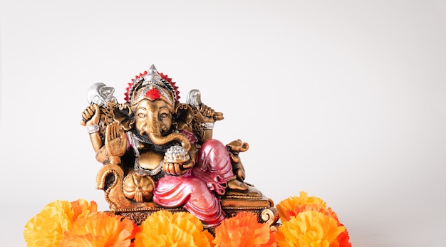 Szczęśliwy Festiwal Ganeśćaturthi, Brązowy Posąg Ganeśy I Złota Tekstura Z Kwiatami, Ganesh Jest Hinduskim Bogiem Sukcesu.