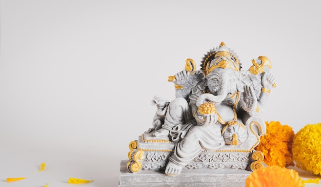 Szczęśliwy festiwal Ganeśćaturthi, statua Pana Ganeśa z piękną teksturą na białym tle, Ganeś jest hinduskim bogiem sukcesu.