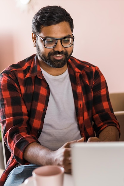 Szczęśliwy indianin freelancer lub przedsiębiorca prowadzi wideokonferencję, rozmawiając zdalnie, pracując online w biurze domowym, rozmawiając o rozmowie wideo i koncepcji różnorodności