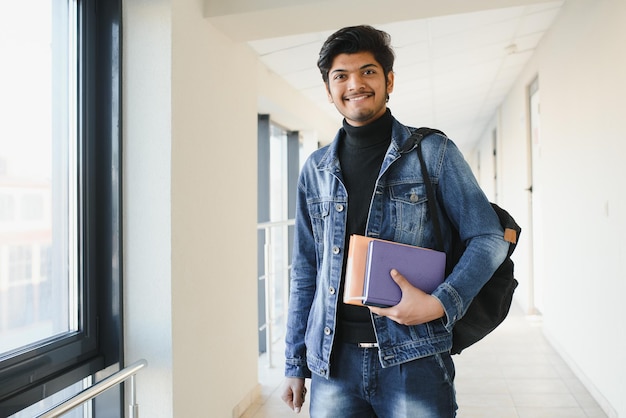 Szczęśliwy indyjski student na uniwersytecie