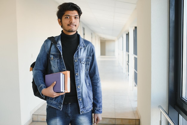 Szczęśliwy indyjski student na uniwersytecie.