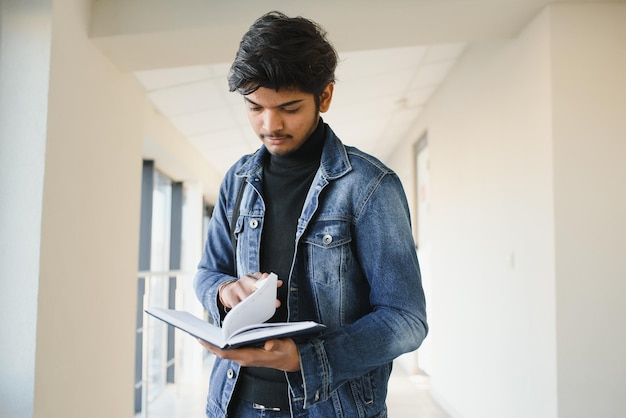 Szczęśliwy indyjski student na uniwersytecie