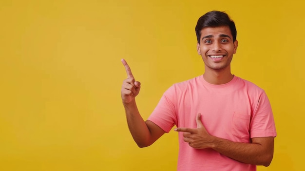 Szczęśliwy indyjski student reklamuje ofertę zniżki na żółtym tle