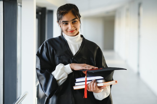 Szczęśliwy Indyjski Student W Sukni Ukończenia Studiów I Czapce, Posiadający świadectwo Dyplomu.