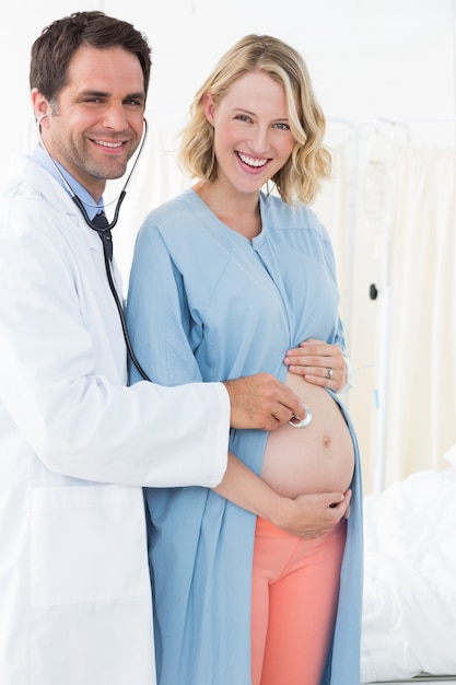 Szczęśliwy kobieta w ciąży z samiec lekarką