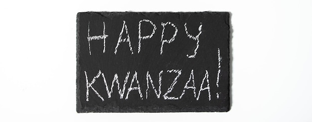 Zdjęcie szczęśliwy koncept kwanzaa afroamerykańskie święto gratulacyjne napisy na białym tle format baneru