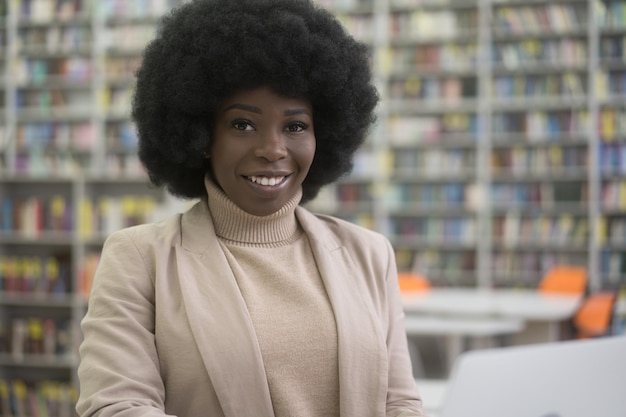 Szczęśliwy Kręcone Włosy Nigeryjski Student Studiujący Siedzący W Koncepcji Edukacji Bibliotecznej