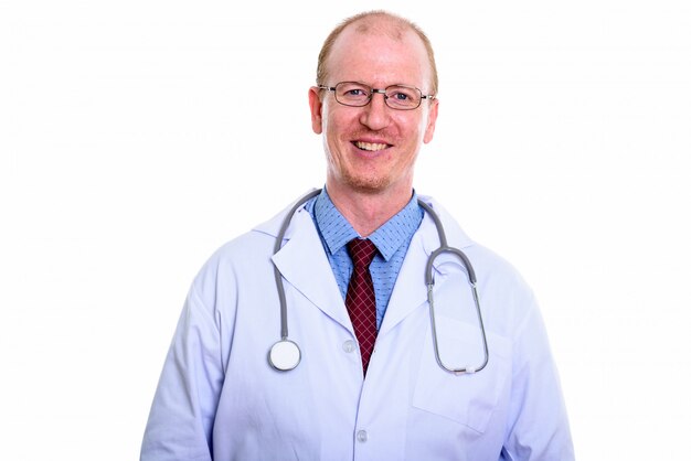 szczęśliwy lekarz mężczyzna uśmiecha się na białym tle