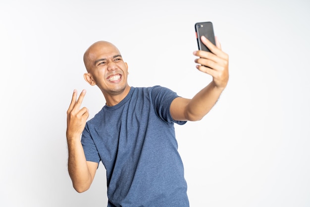 Szczęśliwy łysy Mężczyzna Z Pokojowym Gestem Dłoni Podczas Selfie