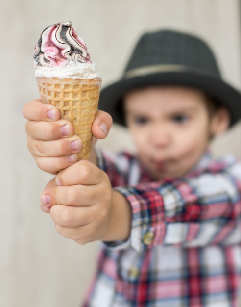 Szczęśliwy Małe Dziecko Z Lody