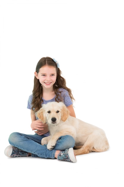 Szczęśliwy małej dziewczynki obsiadanie z psem na jej nogach