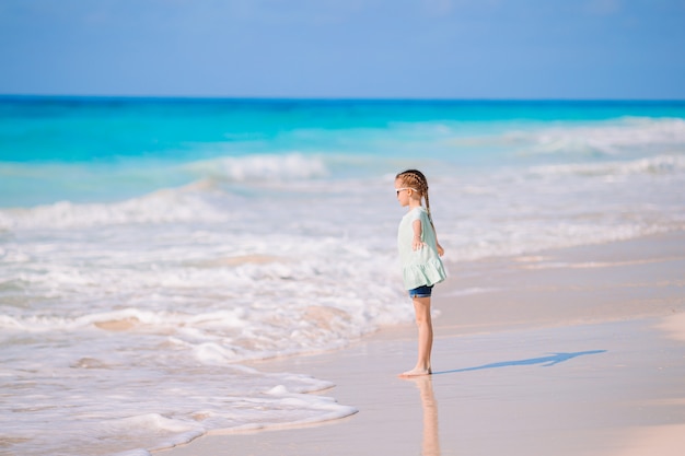 Szczęśliwy małej dziewczynki odprowadzenie przy plażą podczas karaibskiego wakacje