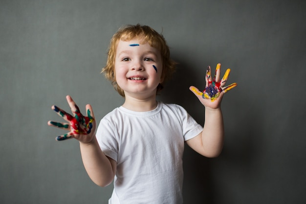 Szczęśliwy Mały Chłopiec Z Kolorowymi Rękami, Młody Artysta
