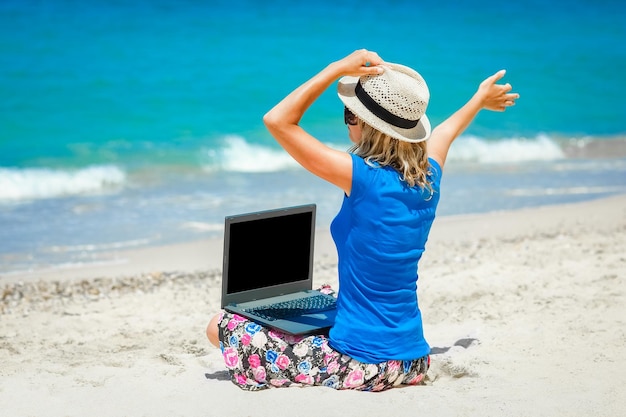 Szczęśliwy mężczyzna dziewczyna z laptopem blisko nadmorskiej weekendowej podróży