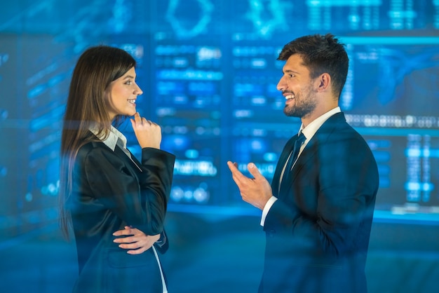 Szczęśliwy mężczyzna i kobieta rozmawiają przez wirtualną szybę