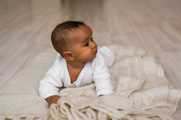 Szczęśliwy mieszanej rasy Toddler Boy. Śliczny mały afroamerykanin chłopczyk. Czarni ludzie.