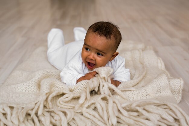 Szczęśliwy mieszanej rasy Toddler Boy. Urocza mała african american dziewczynka szuka. Czarni ludzie.