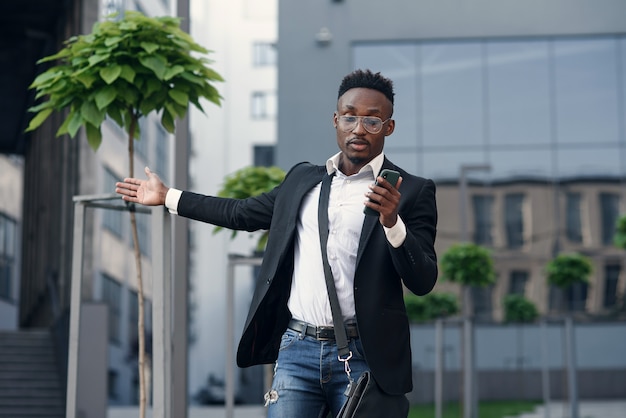 Szczęśliwy młody African American po rozmowie wideo na telefon