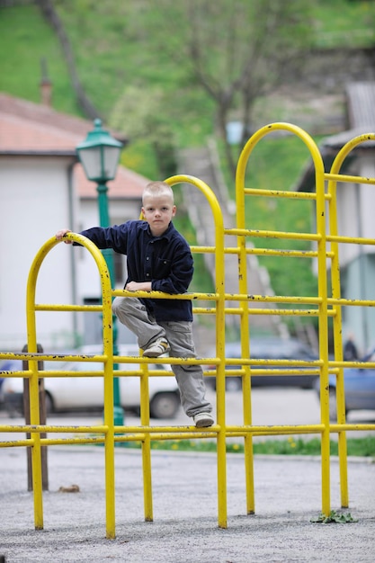 szczęśliwy młody chłopiec blondynka bawić się i grać w gry na świeżym powietrzu w parku