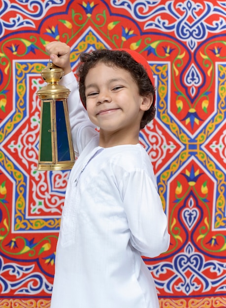 Szczęśliwy młody chłopiec z latarnią świętuje ramadan