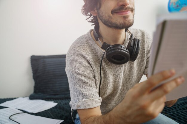 Szczęśliwy młody człowiek korzystający z telefonu komórkowego