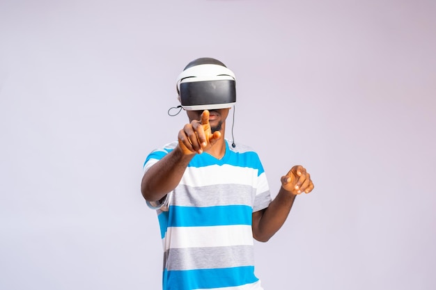 Szczęśliwy młody człowiek używający okularów wirtualnej rzeczywistości