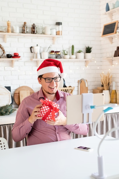 Szczęśliwy Młody Człowiek W Kapeluszu Santa