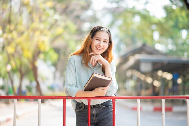 Szczęśliwy młody student azjatyckiego uniwersytetu