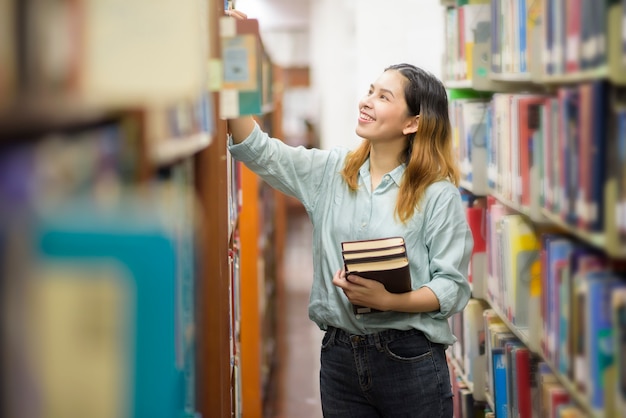 Szczęśliwy młody student azjatyckiego uniwersytetu.