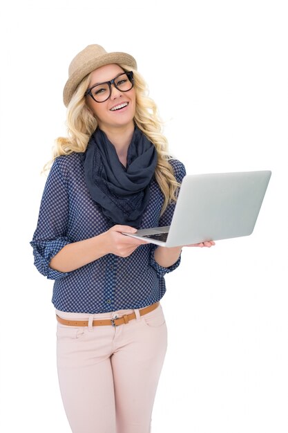 Szczęśliwy modny blondynki mienia laptop