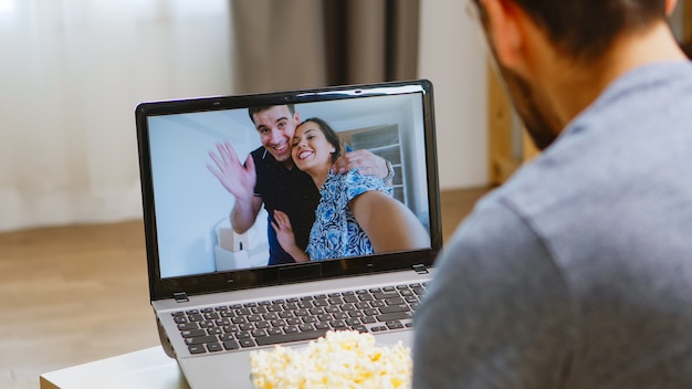 Szczęśliwy Najlepszy Przyjaciel Podczas Rozmowy Wideo Podczas Kwarantanny. Mężczyzna Trzyma Szklankę Piwa.