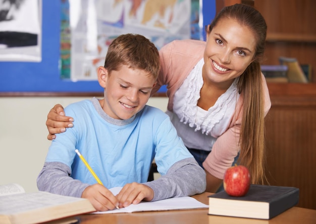 Szczęśliwy Nauczyciel, Uczeń I Opieka W Wsparciu Edukacji, Uczenia Się Lub Nauczyciel W Klasie W Szkole Portret Kobiety Mentora Lub Uczącej Chłopca Pisania Literatury Lub Testu Do Egzaminu Lub Pomocy W Klasie