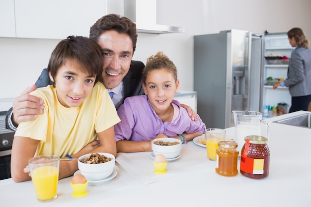 Szczęśliwy Ojciec I Dzieci Przy śniadaniem