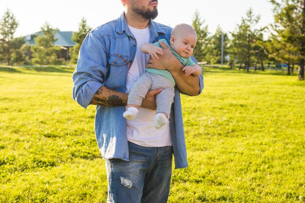 Szczęśliwy ojciec trzymający synka na koncepcji natury szczęśliwy dzień i dziecko ojców rodziny