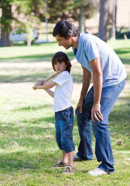 Szczęśliwy Ojciec Uczy Baseball Jego Syna