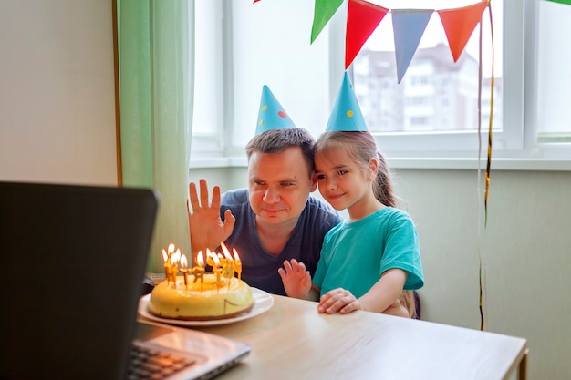 Zdjęcie szczęśliwy ojciec z dwojgiem rodzeństwa świętuje urodziny przez internet w czasie kwarantanny, izolacja