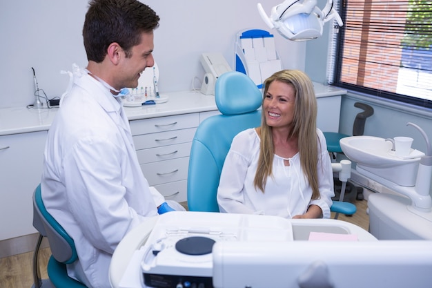Szczęśliwy pacjent rozmawia z dentystą
