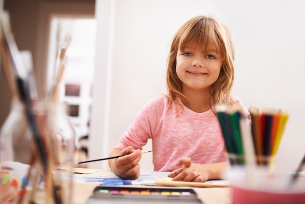 Zdjęcie szczęśliwy portret dziecka i rysunek z kolorem do uczenia się kreatywności lub edukacji w domu młoda dziewczyna z pędzlem do szkicowania pisania lub dzieła sztuki w rozwoju wczesnego dzieciństwa w domu