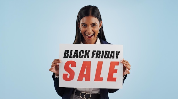 Szczęśliwy portret kobiety i plakat sprzedaży w reklamie zniżkowej lub wow na niebieskim tle studia Podekscytowana kobieta i billboard w promocji marketingowej lub Black Friday specjalny na maketach