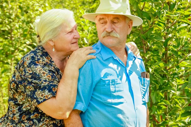 Szczęśliwy Portret Starszej Pary Na Naturze