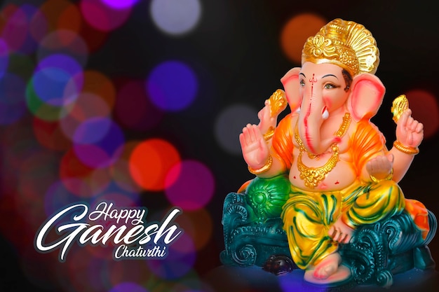 Szczęśliwy projekt karty z pozdrowieniami Ganeśćaturthi z rzeźbą Lorda Ganesha