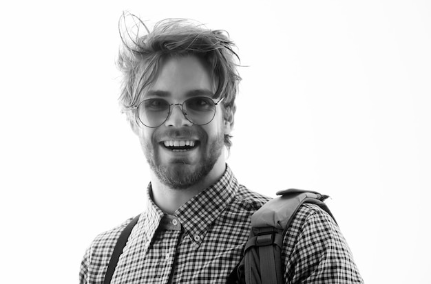 Szczęśliwy przystojny mężczyzna uśmiechający się w okularach nerd