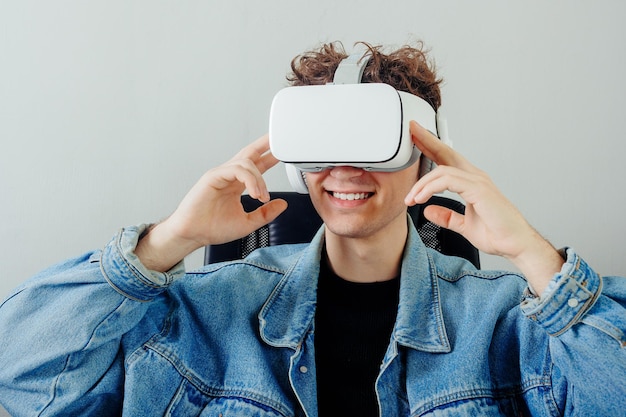 Szczęśliwy przystojny nastolatek z koncepcją technologii wirtualnej rzeczywistości VR