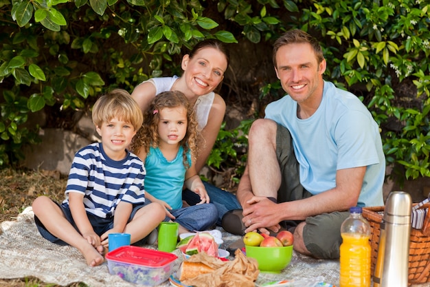 Szczęśliwy rodzinny picnicking w ogródzie